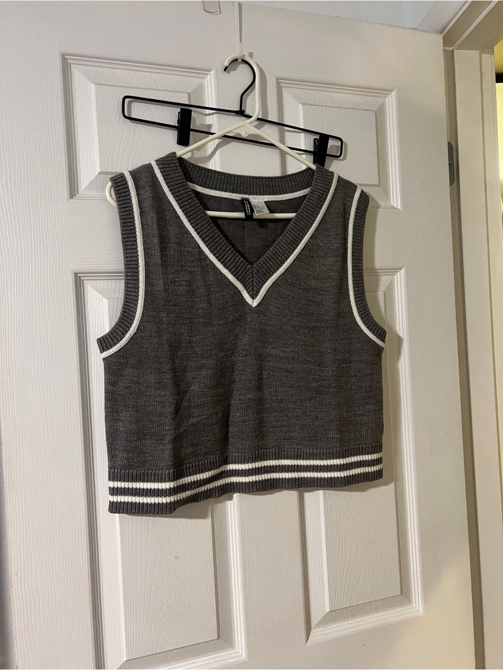 H&M grey sweater vest with white detail